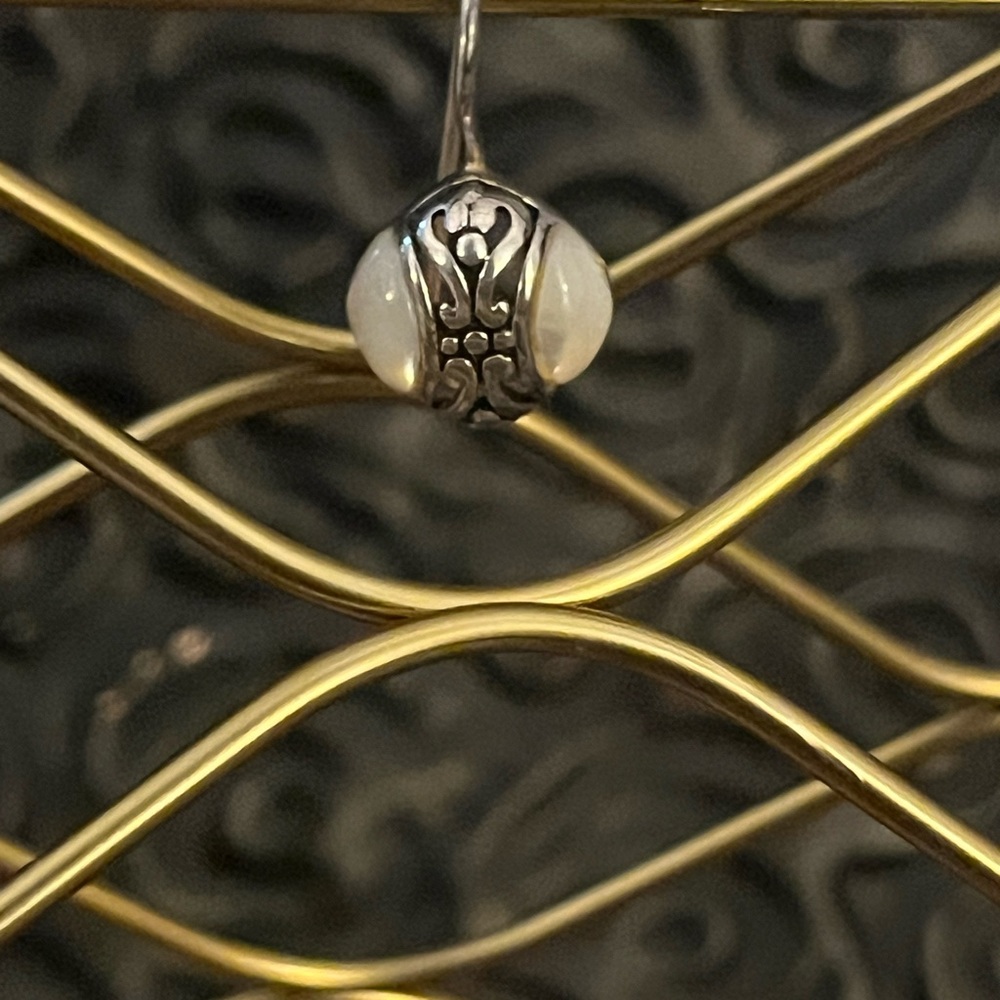 Silpada SINGLE EARRING Sterling Silver and
Mother of Pearl - Picture 5 of 5
